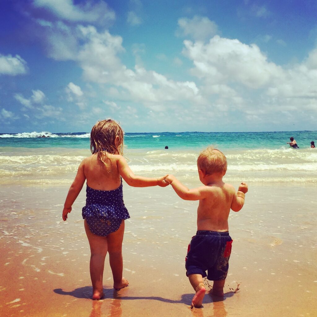 kids on a Hawaii beach